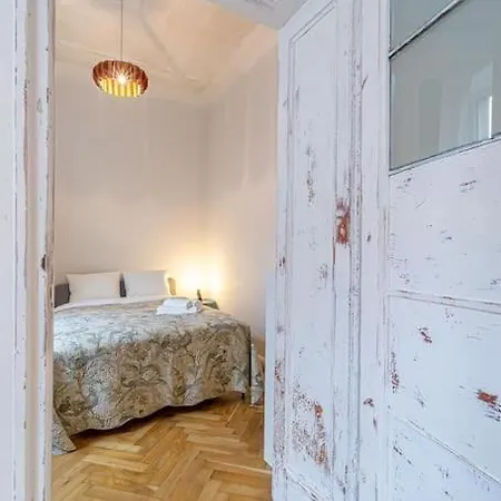 Little Paris In Laisves Al Apartment